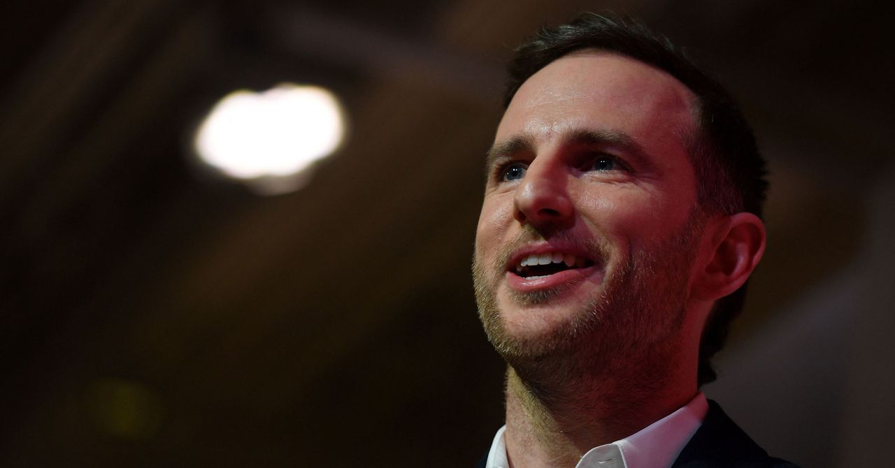 What Is That Mysterious Metallic Device US Chief Design Officer Joe Gebbia Is Using? What Is That Mysterious Metallic Device US Chief Design Officer Joe Gebbia Is Using?