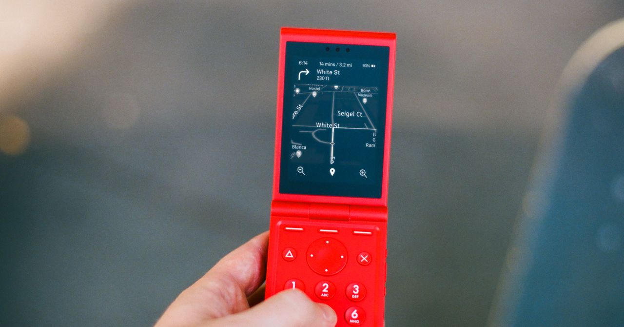 The Light Flip Is the Stylish Dumb Flip Phone of Your Dreams The Light Flip Is the Stylish Dumb Flip Phone of Your Dreams